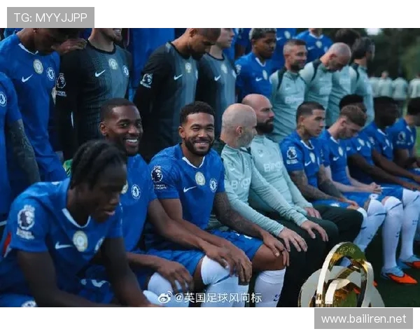 英超球队合影拍摄仪式与球员阵容展示习惯