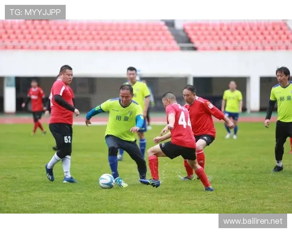 足球运动员如何训练对抗能力与防守技巧