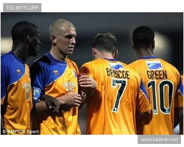 英超球员场边脱秋裤事件回顾与球员舒适性讨论