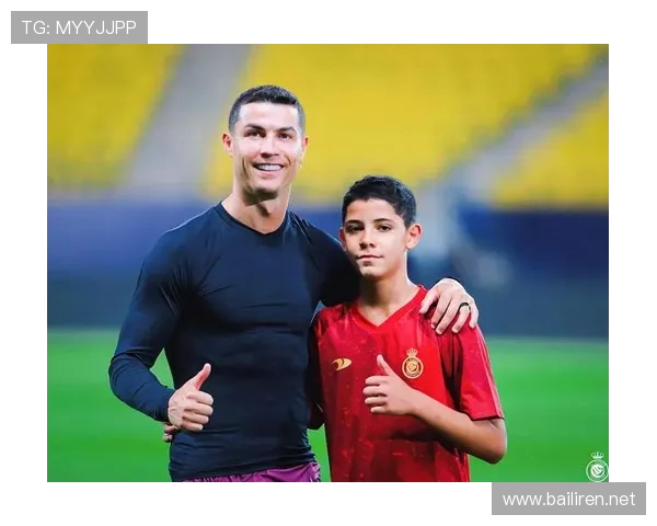 C罗母亲分享与孙子迷你罗合影15岁迷你罗身高已追平父亲C罗 C罗母亲分享与孙子迷你罗合影15岁迷你罗身高已追平父亲C罗