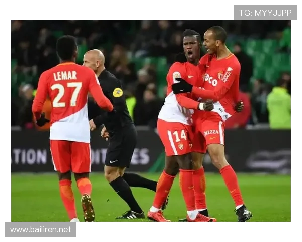法甲赛场精彩瞬间雷诺与文班亚马赛后互换球衣展友谊